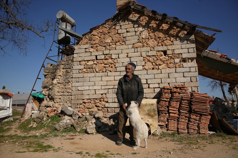 Antalya'da Faytonlar Yasaklanınca Kağıt Toplamaya Başladı