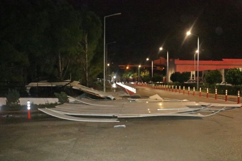 Antalya’da Fırtına Hastanenin Dış Cephe Kaplamasını Söktü