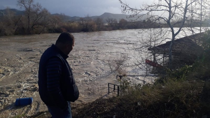 Irmak Taştı Zeytinlik Ve Portakal Ağaçları Sular Altında Kaldı