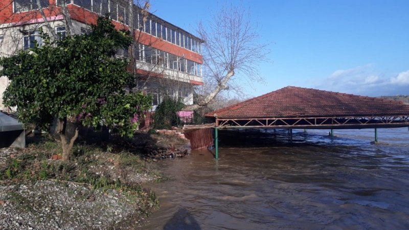 Irmak Taştı Zeytinlik Ve Portakal Ağaçları Sular Altında Kaldı