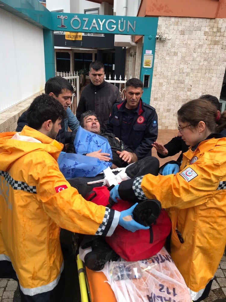 Bahçe Kapısının Üzerinden Atlarken Bacağına Demir Korkuluk Saplandı