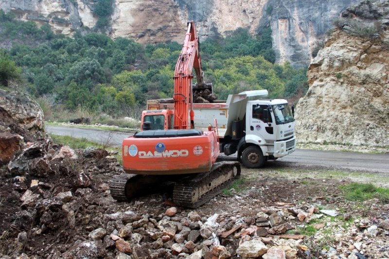 Selden Çöken, Heyelandan Kapanan Yol Kısmen Açıldı