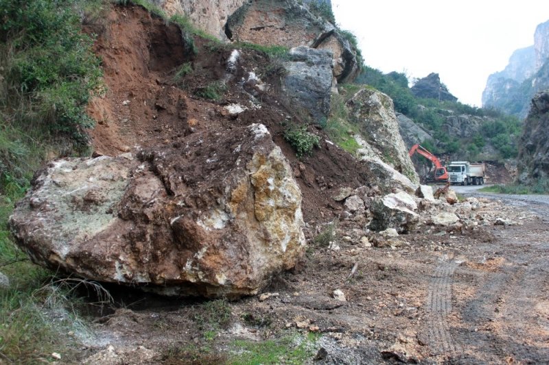 Selden Çöken, Heyelandan Kapanan Yol Kısmen Açıldı