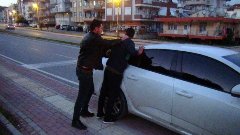 Çakmak Gazı Kullanarak Kendinden Geçen Gençlere Polis Baskını