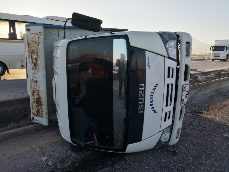 Aksaray’da Kamyonet Refüje Devrildi: 1 Yaralı