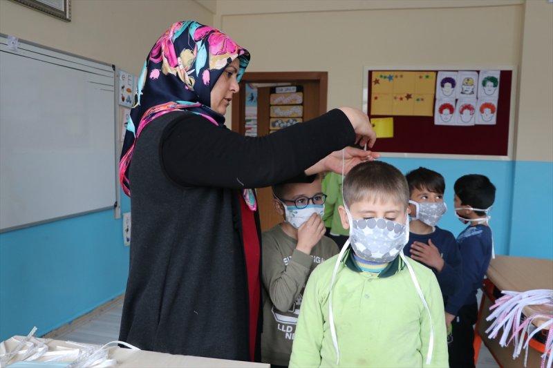 Karaman'da Çocuklar İçin El Yapımı Maskeler