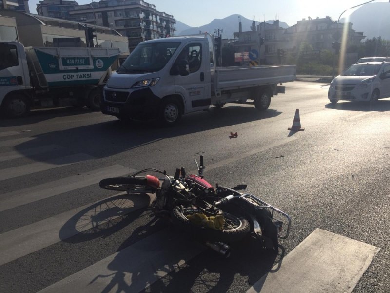 Alanya’da Otomobille Çarpışan Motosiklet Sürücüsü Ağır Yaralı