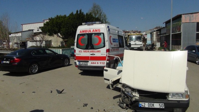 Antalya'da Otomobiller Çarpıştı: 1 Yaralı