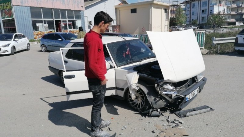 Antalya'da Otomobiller Çarpıştı: 1 Yaralı