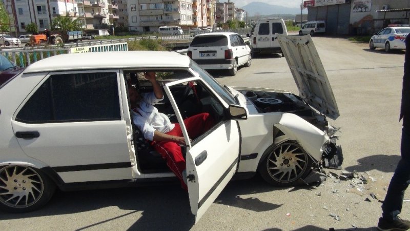 Antalya'da Otomobiller Çarpıştı: 1 Yaralı