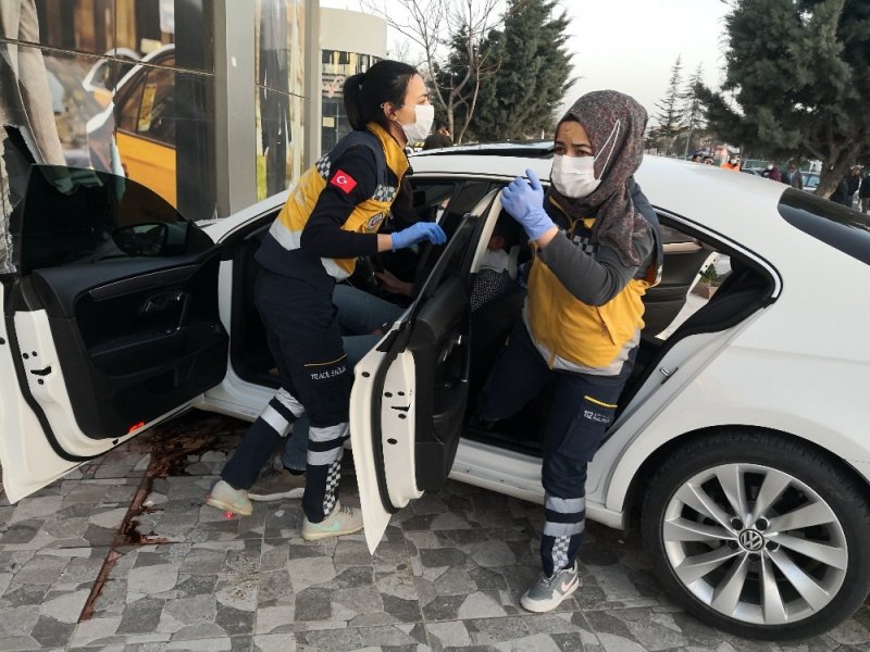 Aksaray'da Yaralı Sürücü Zorlukla Hastaneye Götürüldü