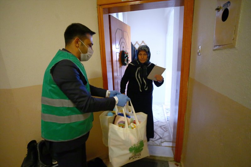 Sokağa Çıkamayan Yaşlı Kadının Oyuncaklarını Satamamıştı