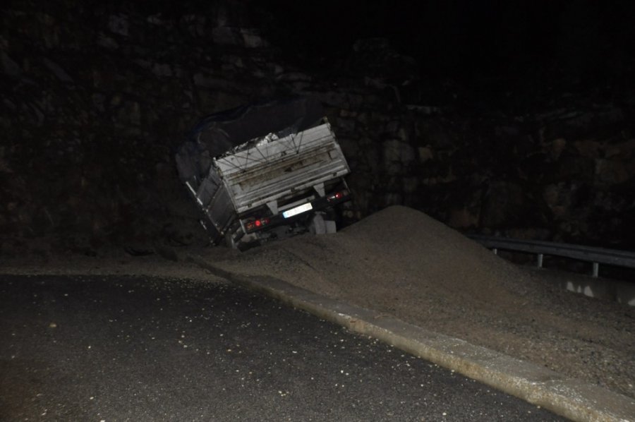 Freni Tutmayan Kamyonet Kaçış Rampasına Girdi: 2 Yaralı