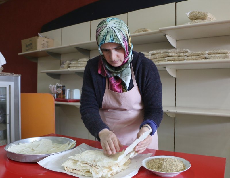 Aksaray'ın Tescilli Lezzeti İncelek Tatlısı İftar Sofralarını Süslüyor