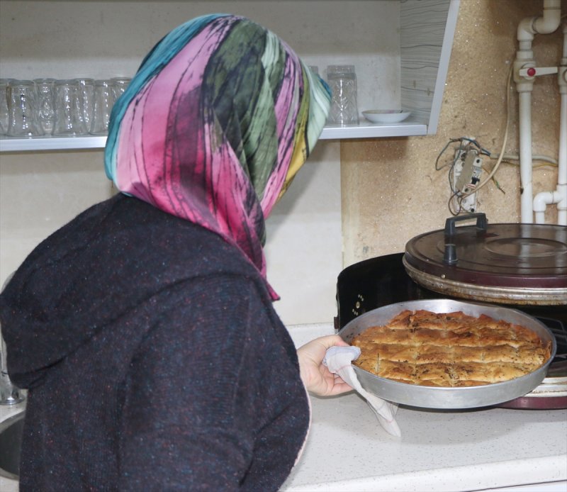 Aksaray'ın Tescilli Lezzeti İncelek Tatlısı İftar Sofralarını Süslüyor