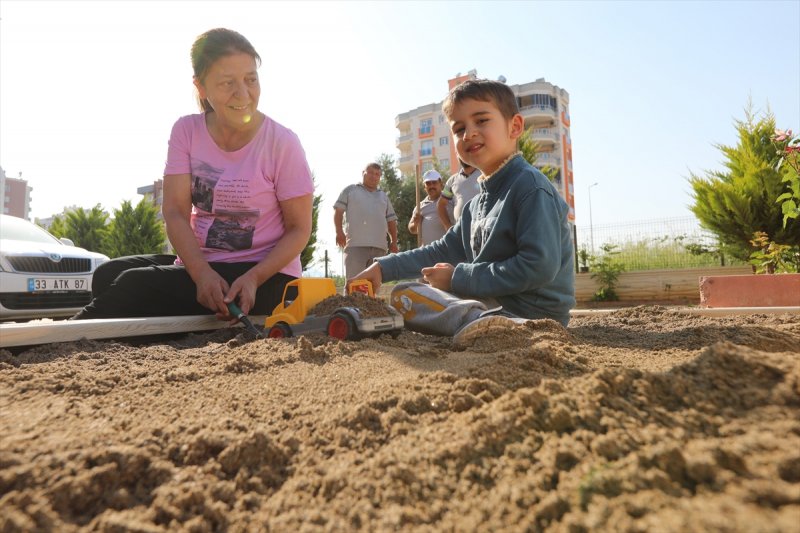 Mersin'de 5 Yaşındaki Çocuğa Kum Havuzu Sürprizi Yapıldı