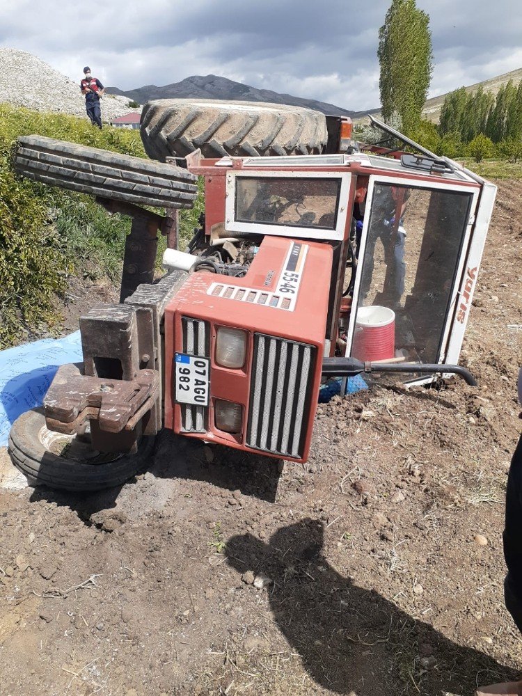 Antalya’da Traktör Şarampole Devrildi Anne Öldü, 2 Kızı Yaralandı