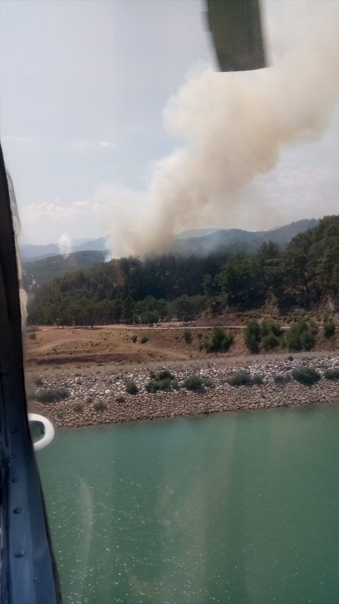 Antalya'da Çıkan Orman Yangını Söndürülmeye Çalışılıyor