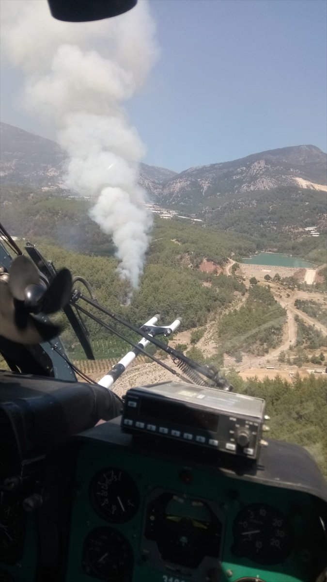 Antalya'da Çıkan Orman Yangını Söndürülmeye Çalışılıyor