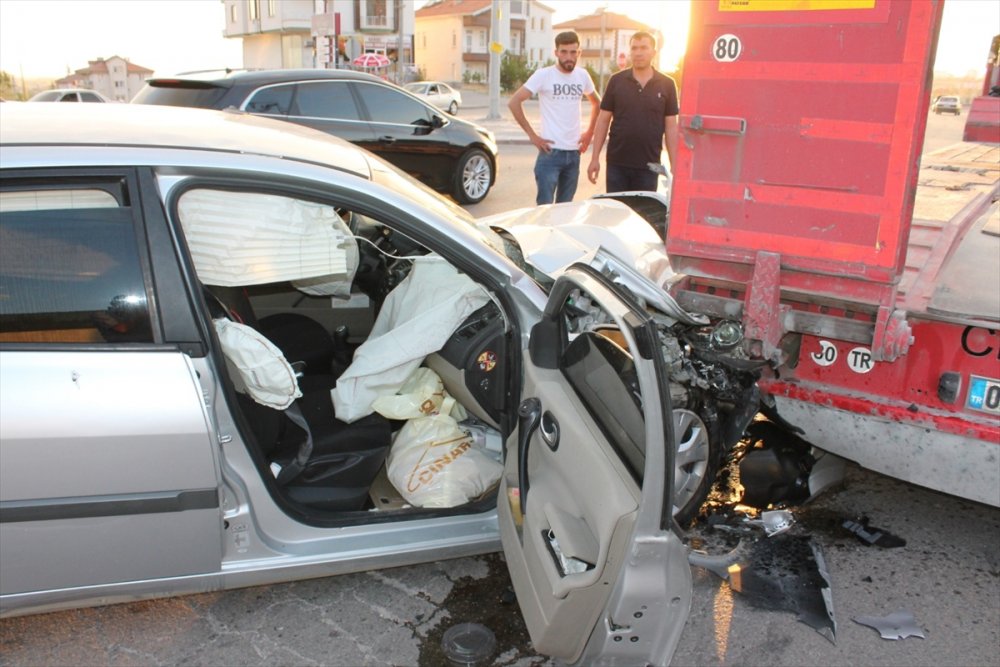 Aksaray'da otomobil tıra arkadan çarptı: 4 yaralı