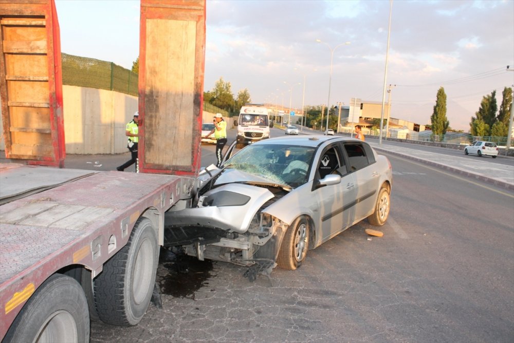 Aksaray'da otomobil tıra arkadan çarptı: 4 yaralı