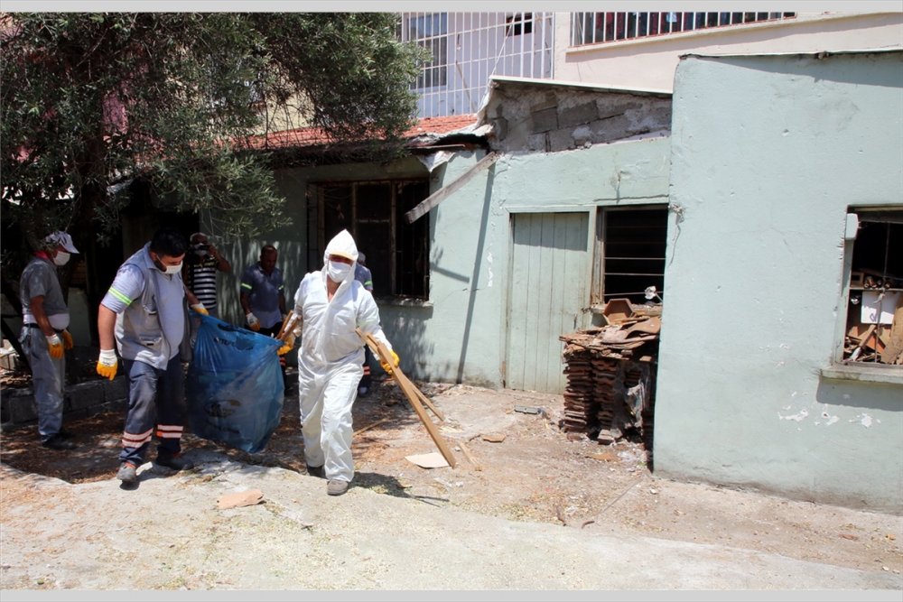 Mersin'de Boş Evden 3 Kamyon Çöp Çıkartıldı