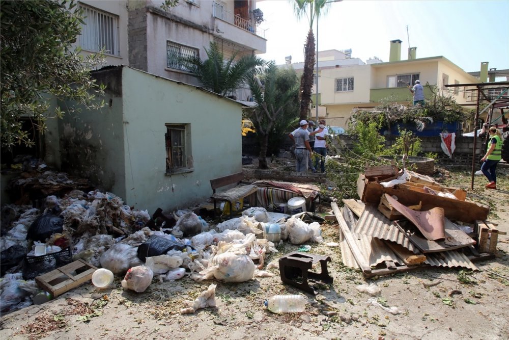 Mersin'de Boş Evden 3 Kamyon Çöp Çıkartıldı