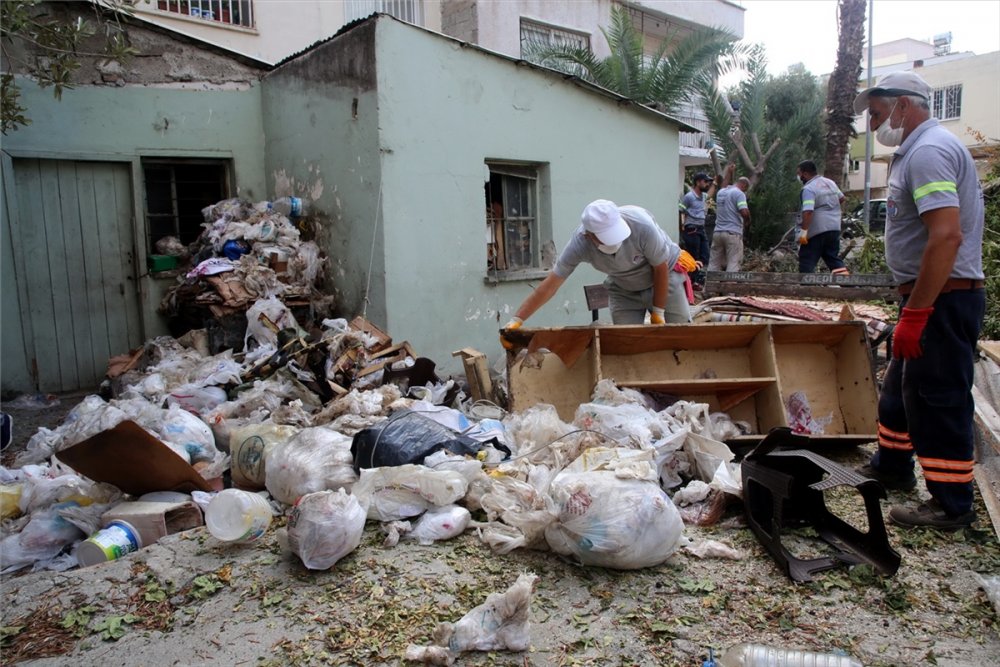 Mersin'de Boş Evden 3 Kamyon Çöp Çıkartıldı