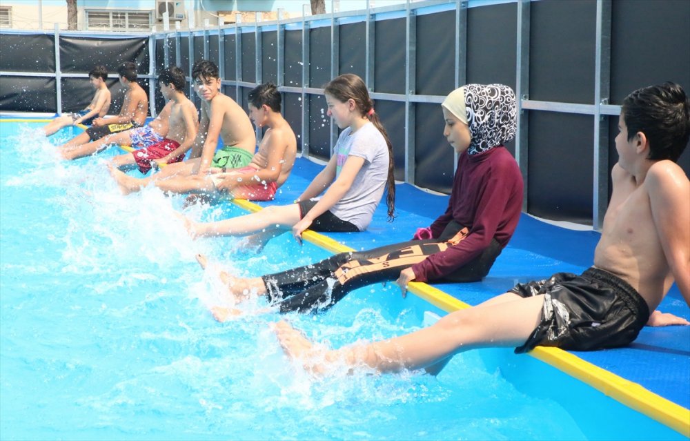 Mersin'de Çocuklar Okul Bahçesinde Kurulan Seyyar Havuzlarda Yüzme Öğreniyor