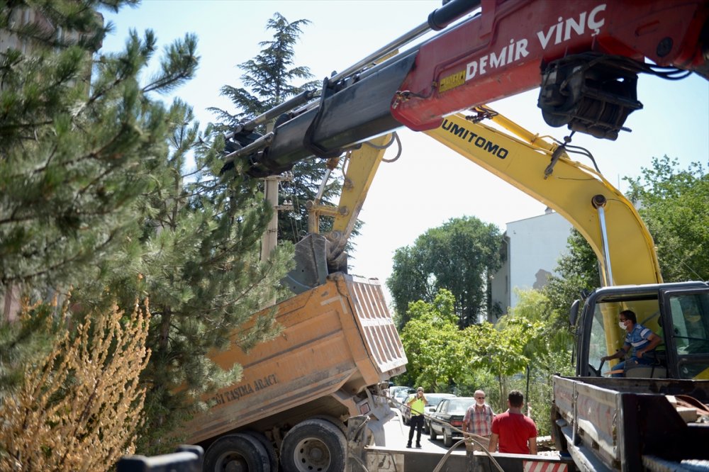 Eskişehir'de Park Halindeyken Hareket Eden Hafriyat Kamyonu Apartman Boşluğuna Düştü