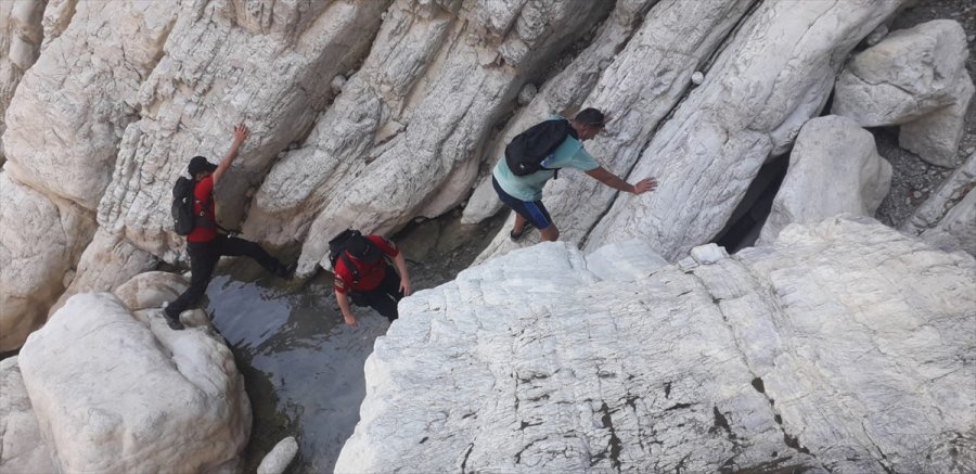 Antalya'da Kayalıklarda Mahsur Kalan Turist Kurtarıldı