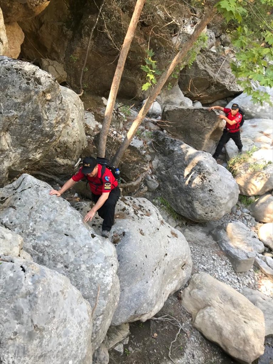 Antalya'da Kayalıklarda Mahsur Kalan Turist Kurtarıldı