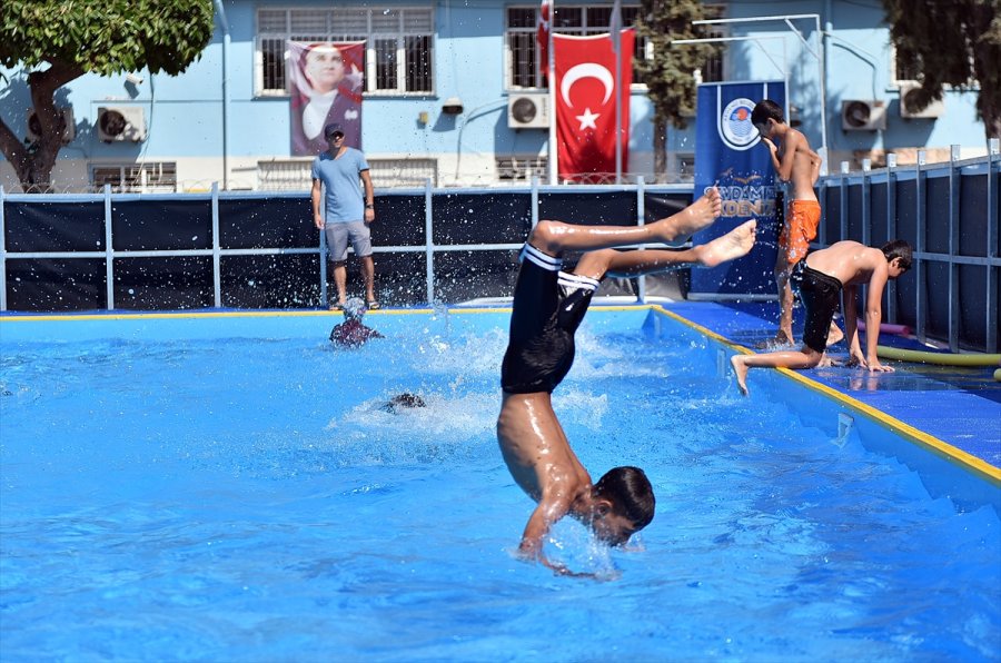 Mersin'de Çocuklar Okullardaki Seyyar Havuzlarda Eğlenerek Yüzme Öğreniyor