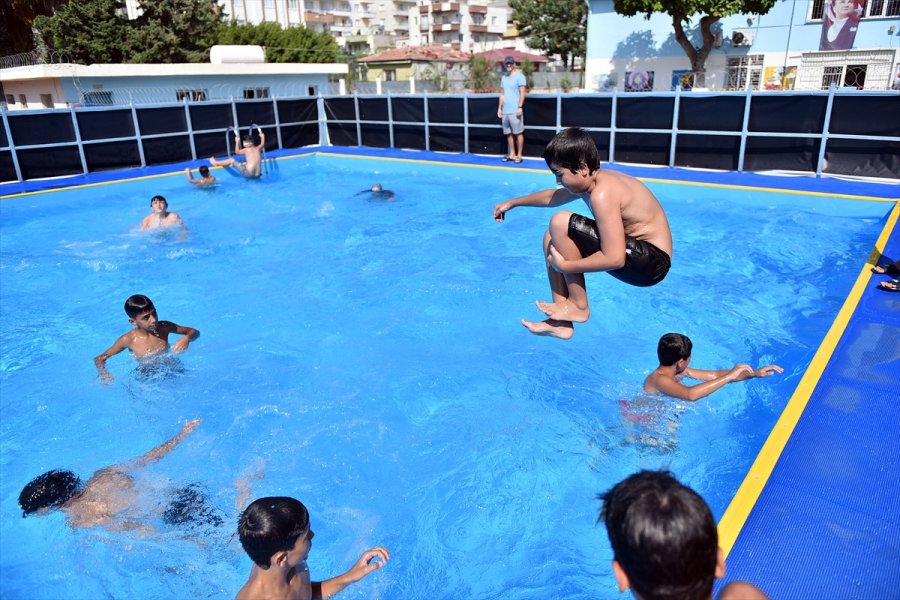 Mersin'de Çocuklar Okullardaki Seyyar Havuzlarda Eğlenerek Yüzme Öğreniyor