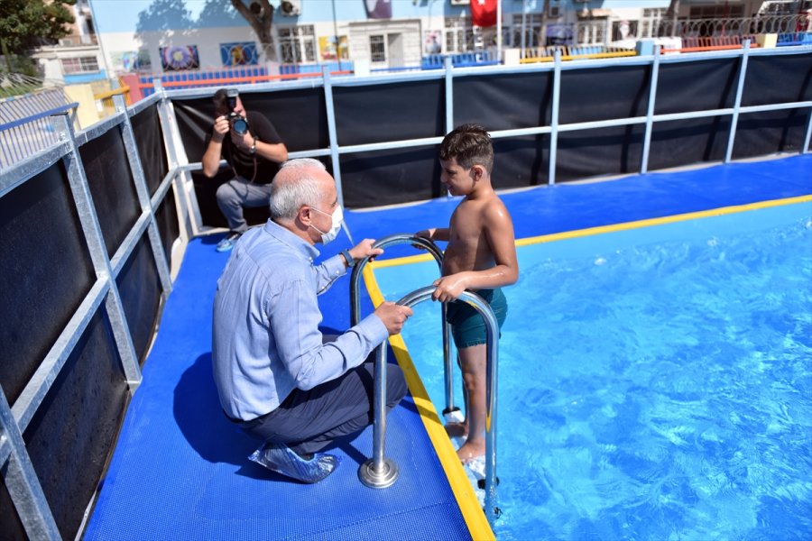 Mersin'de Çocuklar Okullardaki Seyyar Havuzlarda Eğlenerek Yüzme Öğreniyor