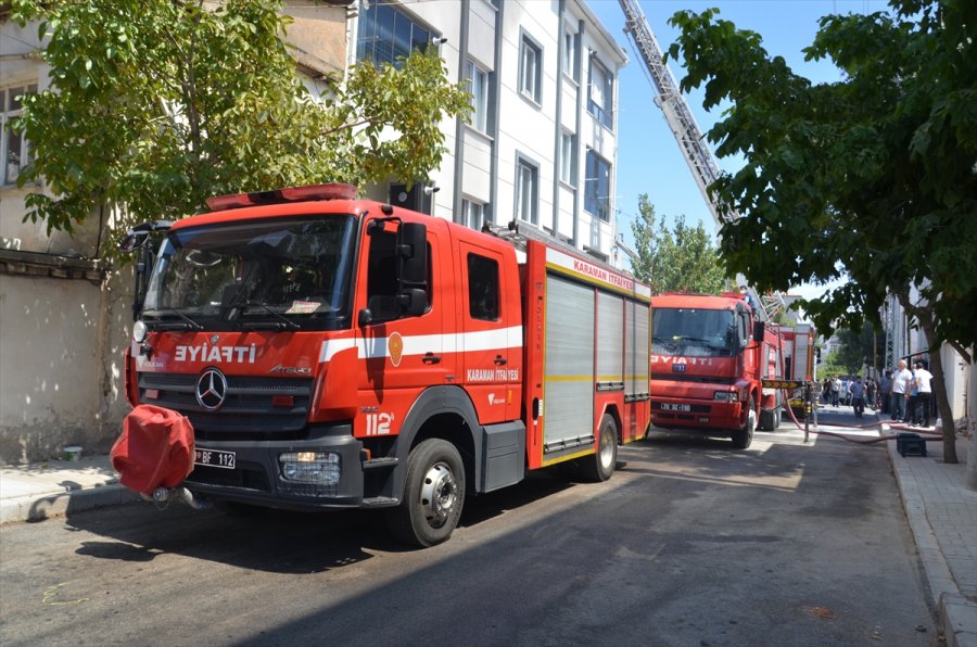 Karaman’da 3 Katlı Binanın Çatısında Çıkan Yangın Hasara Yol Açtı