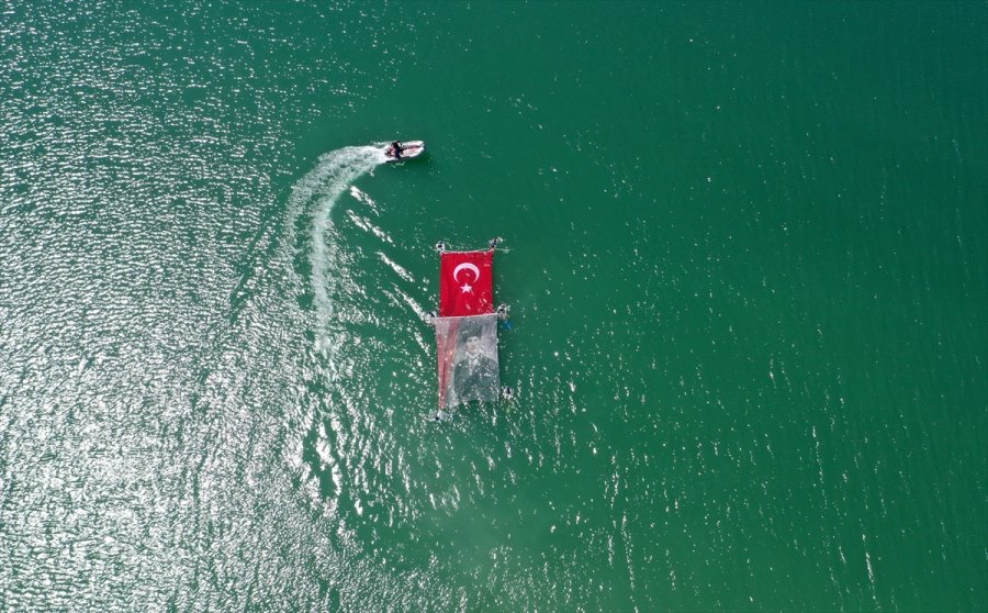 Kayseri'de Balık Adamlar Suda Türk Bayrağı Ve Atatürk Posteri Açtı