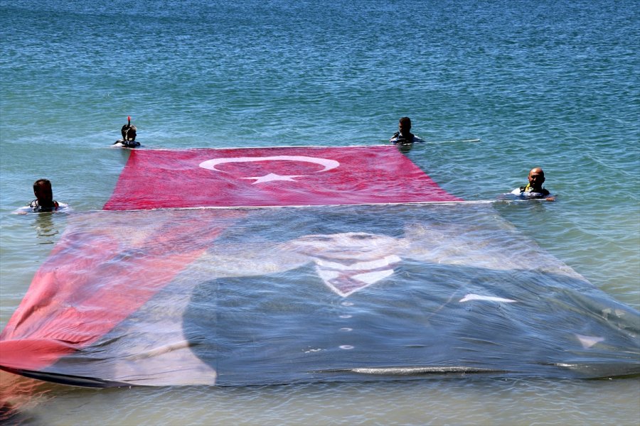 Kayseri'de Balık Adamlar Suda Türk Bayrağı Ve Atatürk Posteri Açtı