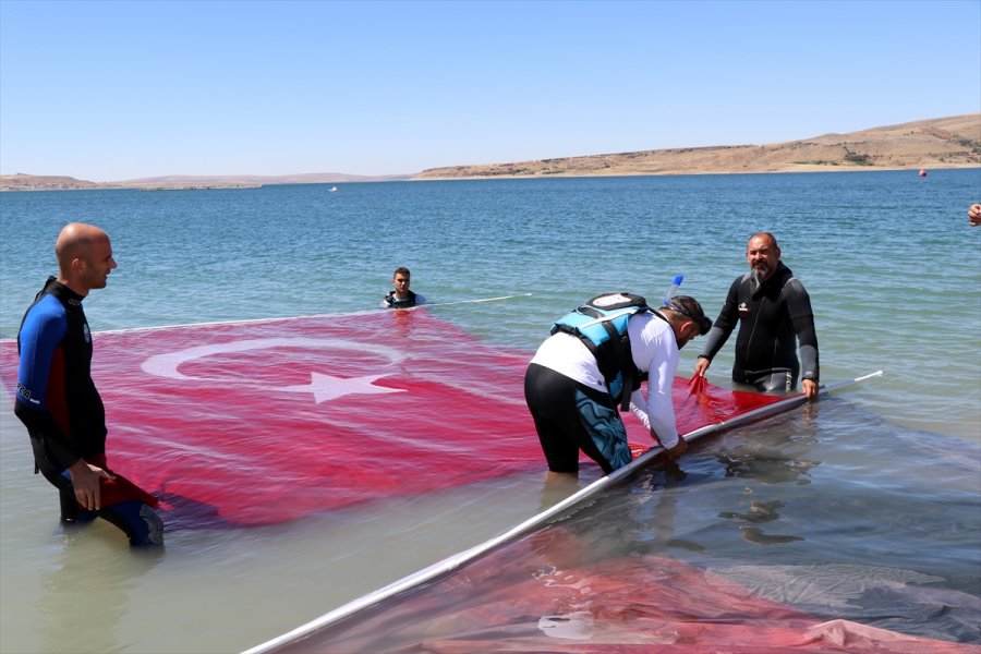 Kayseri'de Balık Adamlar Suda Türk Bayrağı Ve Atatürk Posteri Açtı