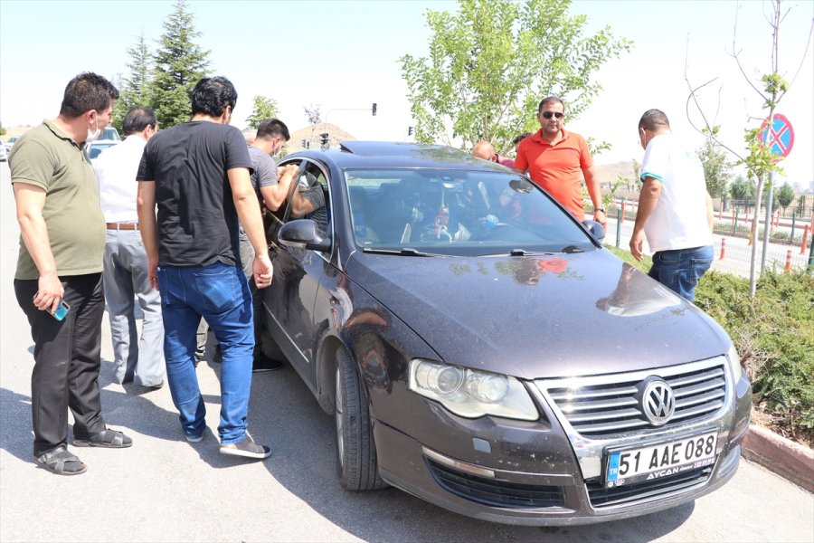 Niğde'de Otomobilde Tek Başına Ağlayan Çocuğu Vatandaşlar Kurtardı