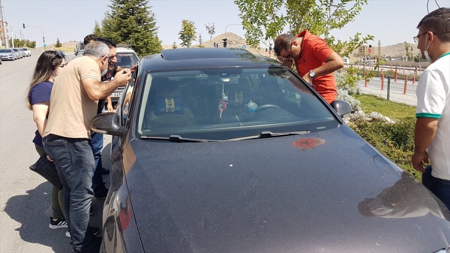 Niğde'de Otomobilde Tek Başına Ağlayan Çocuğu Vatandaşlar Kurtardı