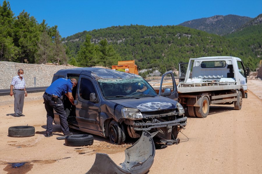 Antalya'da Otomobil Devrildi: 2 Yaralı