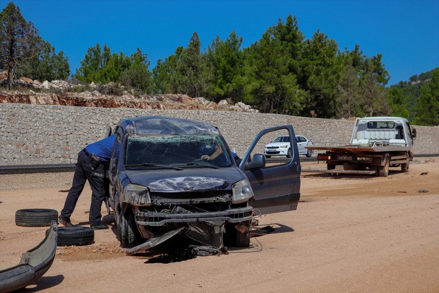 Antalya'da Otomobil Devrildi: 2 Yaralı