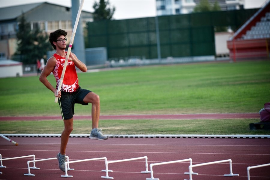 Rekortmen Atlet Ersu Şaşma'nın Hedefi Tokya'da 