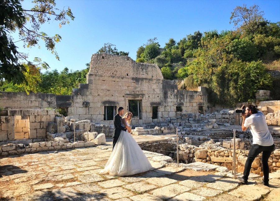 Mersin'deki Antik Kent Yeni Evlenen Çiftlere Doğal Fotoğraf Stüdyosu Oldu