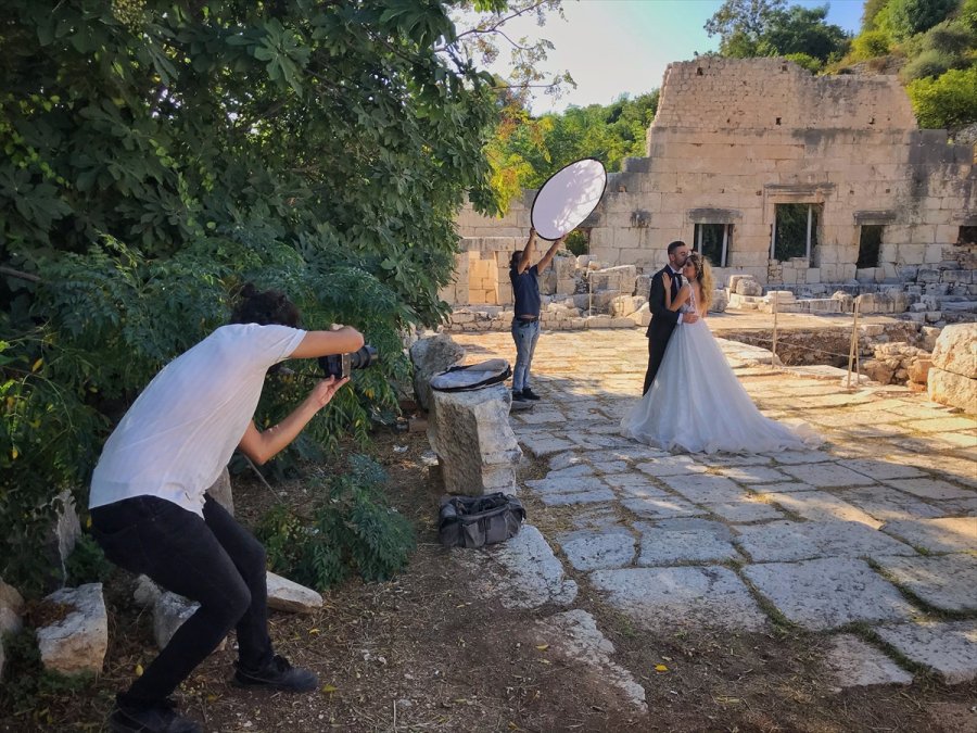 Mersin'deki Antik Kent Yeni Evlenen Çiftlere Doğal Fotoğraf Stüdyosu Oldu