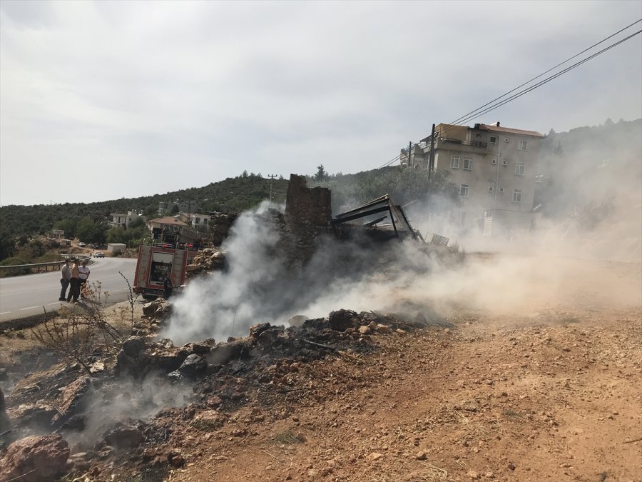 Kaş'ta Metruk Evde Çıkan Yangın Söndürüldü