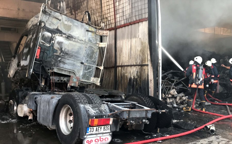 Mersin'de Sanayi Sitesinde Çıkan Yangında 4 İş Yeri Ve 4 Araçta Hasar Oluştu