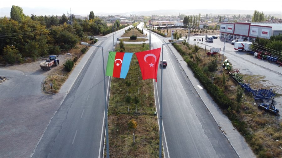 Tomarza Belediyesi Dev Türk Ve Azerbaycan Bayrağı Astı