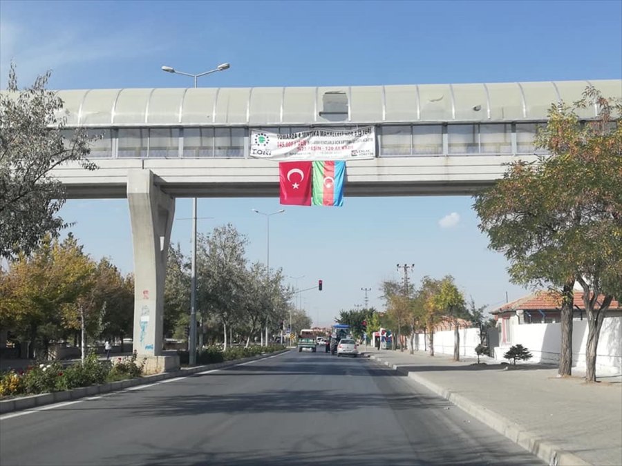 Tomarza Belediyesi Dev Türk Ve Azerbaycan Bayrağı Astı